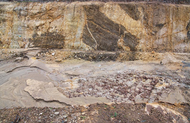 Väg som sprängts för att skapa en motorväg